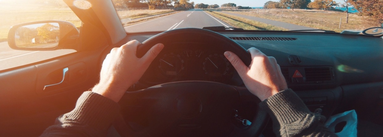 Oogpunt gezien vanaf bestuurder auto vasthouden aan het stuur van een auto