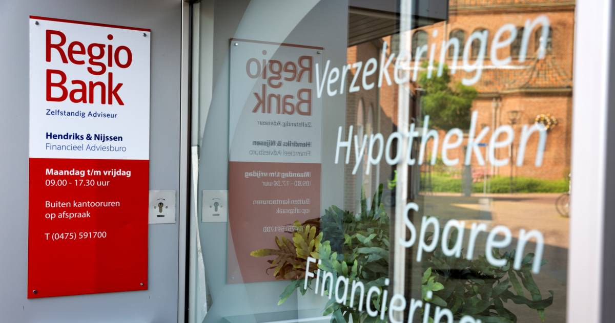 De voorkant van het pand van Hendriks & Nijssen met een bord dat ze zelfstandig adviseur van RegioBank zijn.