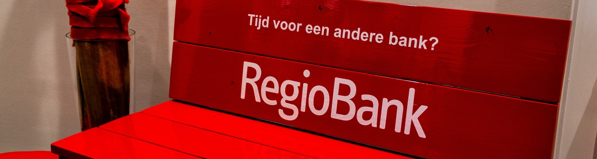 Een rode bank van RegioBank om op te zitten